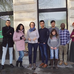 Gruppenfoto vor dem ORANGE 94.0 Büro