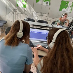 Foto der Mädchenredaktion im Workshop-Raum