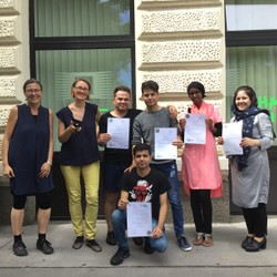 Gruppenfoto vor dem ORANGE 94.0 Büro