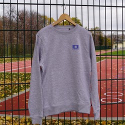 Foto von grauem Pullover am Sportplatz