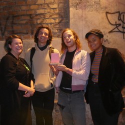 Gruppenfoto mit Independent Scene Award im Freien