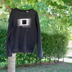 Foto aus der Weite von schwarzem Pullover 