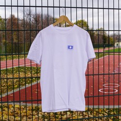 Weißes T-Shirt mit kleinem ORANGE- Logo am Sportplatz