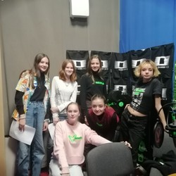 Gruppenfoto im Radiostudio  