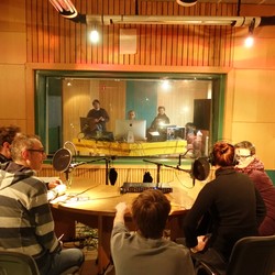 Gruppenfoto während einer Radioproduktion im Studio