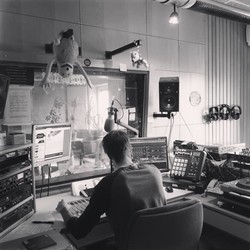 Schwarz-Weiß-Foto aus dem Radiostudio